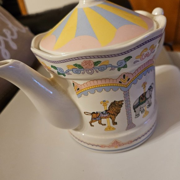 carousel porcelain teapot by j.s.n.y. Taiwan pastel colors w/lion elephant&horse - Picture 1 of 9